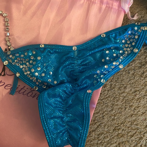 Competition bikini - Picture 2 of 3